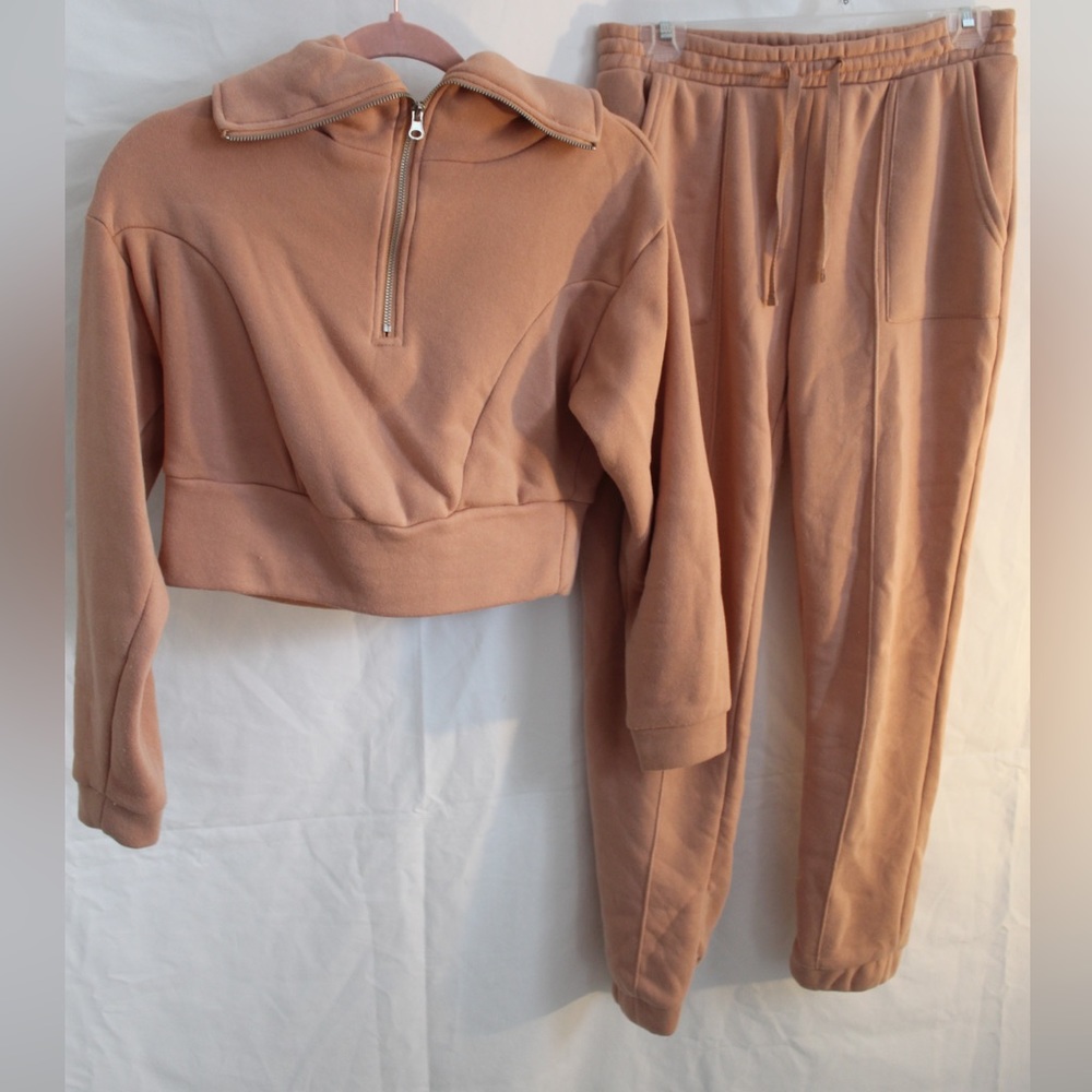 Cropped Sweatsuit - Beige